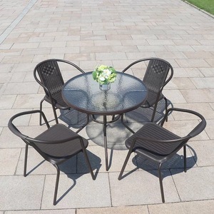 Conjunto de Jardín, Mesa y Cuatro Sillas de Plástico para Exteriores, Muebles de Balcón Contemporáneos Resistentes a la Intemperie - Product Image 1