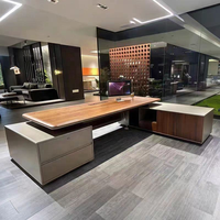 Bureau de direction professionnel avec une large surface de travail, des rangements latéraux et un design de bureau minimaliste