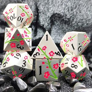 Vente en gros de dés métalliques Rpg mystère 7 pièces accessoires de jeu polyédriques mdn fleur de prunier ensemble de dés en métal avec emballage en boîte - Product Image 1