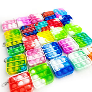 Porte-clés carré en silicone personnalisé avec logo, mini jouets sensoriels anti-stress à bulles, ensemble de jouets sensoriels en silicone arc-en-ciel - Product Image 3