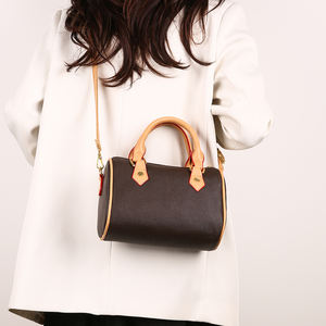 Sac à dos décontracté de luxe pour femme en PU, forme Boston, avec chaînes élégantes et décorations imprimées - Product Image 5