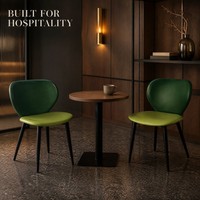 Chaise de salle à manger moderne, dossier incurvé vert foncé, assise rembourrée vert clair, pieds en métal noir, pour restaurant et café.