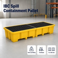 Palette de confinement modulaire à deux sections avec deux grilles noires et un bac profond intégré pour rangées de fûts longues
