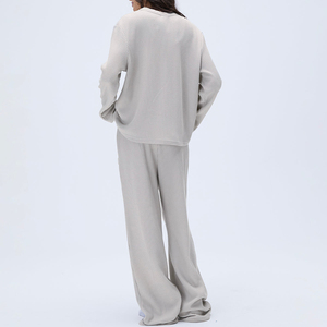 Set Tuta Sportiva Personalizzata in Maglia a Nido d'Ape Traspirante, Felpa con Collo Tondo e Pantaloni Larghi Oversize - Product Image 2