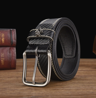 Ceinture en alliage pour homme, sangle élégante en fibre de carbone tressée, boucle en métal brossé, surpiqûres contrastées délicates, petit emblème décoratif