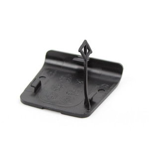 Cubierta de plástico negra para el orificio del cabrestante del neumático de repuesto del parachoques trasero de Ram 1500, 68299112AC - Product Image 1