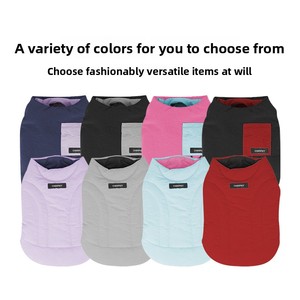Venta al por mayor de fábrica: Ropa de invierno para mascotas, chaqueta/chaleco grueso de poliéster con bloques de color para perros y gatos, reversible y cálido, ideal para malteses y razas pequeñas. - Product Image 4