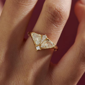 Anillo de Compromiso de Cinco Piedras de Moissanita Incolora con Diseño de Abeja y Polilla en Oro de 14K - Product Image 4