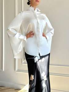 Blusa Blanca Satinada Modesta con Botones, Cuello Camisero, Manga Acampanada y Detalle Cruzado Delantero, Estilo Casual Elegante Islámico, con Efecto Arrugado, para Uso Diario y Ramadán - Product Image 3