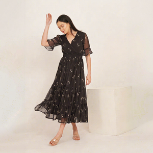 Robe midi en mousseline noire à imprimé floral avec manches volantées et ourlet superposé, style bohème, taille élastique, coupe ample en A - Product Image 1