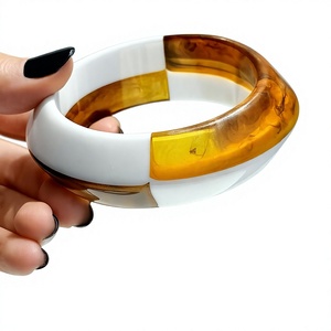 Brazalete de Resina Hecho a Mano, Color Blanco Ámbar, Bloques de Color Redondos, Joyería Artesanal Personalizada - Product Image 1