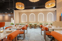 Ensemble de canapés et table en bois massif pour restaurant commercial moderne, design complet, fabrication OEM JP