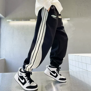 Nuovi <span class=keywords><strong>Pantaloni</strong></span> Casual da <span class=keywords><strong>Ragazzo</strong></span> 2025 con Strisce Laterali in Maglia Traspirante, <span class=keywords><strong>Pantaloni</strong></span> Sportivi alla Moda per Adolescenti, Nero e Grigio - Product Image 1