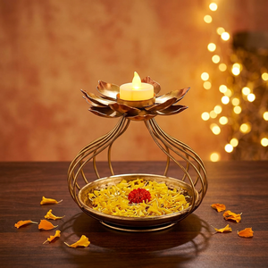Bol Urli avec fil métallique et fleur sur le dessus, support de bougie chauffe-plat Diya Urli en forme de fleur de lotus dorée avec cadre en fil métallique, bol en forme de pétale - Product Image 2