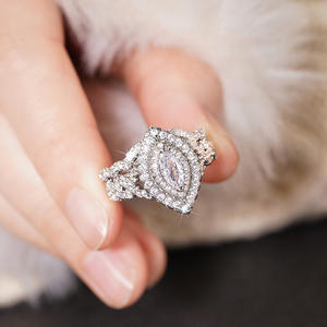 Anello in Oro Bianco con Diamante Taglio Marquise, Diamante Naturale per Fidanzamento, Colore D, con Pietre Laterali per Donna - Product Image 3