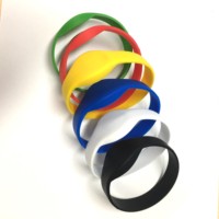 Bracelet NFC étanche en silicone RFID NTAG213 pour hôtels, vente en gros, 13,56 MHz, prise en charge de la personnalisation du logo et du codage de la puce