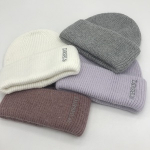 Gorro <span class=keywords><strong>de</strong></span> invierno con logotipo bordado <span class=keywords><strong>de</strong></span> letras personalizado al por mayor gorros <span class=keywords><strong>de</strong></span> punto con puños <span class=keywords><strong>de</strong></span> alta calidad - Product Image 1
