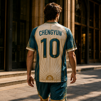 Camiseta de Fútbol Retro Art Deco en Verde Azulado y Dorado, Camiseta de Fútbol con Diseño Geométrico de Rayos de Sol, Elegante Camiseta de Fútbol Vintage