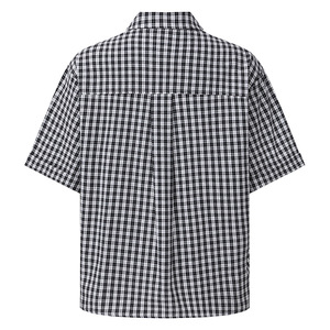 เสื้อเชิ้ตผู้ชายแขนสั้นลายสก็อตสีดำขาว ผ้าโพลีเอสเตอร์/คอตตอนผสม 160gsm ทรงหลวมสไตล์วินเทจลำลองสำหรับฤดูร้อน ป้องกันการหดตัว พร้อมโลโก้แบบกำหนดเอง - Product Image 4
