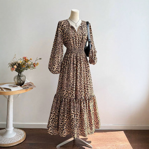 Abito a maniche lunghe in poliestere a stampa leopardata, nuovo stile, vestibilità ampia, linea ad A; Abito lungo scollo a V per vacanze; Stile francese - Product Image 2