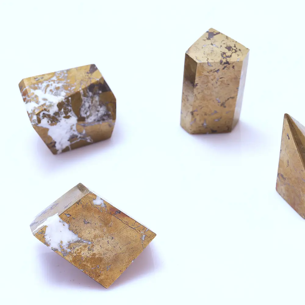 Pirite di rame grezzo naturale dell'esemplare minerale della pietra del campione di calcopirite grezza naturale