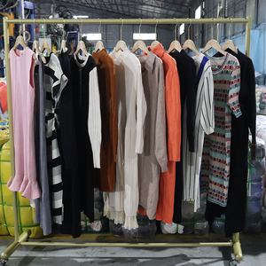 Abiti Firmati di Lusso Usati e Abbigliamento Autunno Inverno da Donna in Balle di Seconda Mano dal Regno Unito - Product Image 2