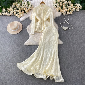 Traje de mujer de moda nueva primavera 2026 al por mayor: Top de encaje con cuello en V estilo francés elegante y falda de cola de pez de cintura alta. - Product Image 1