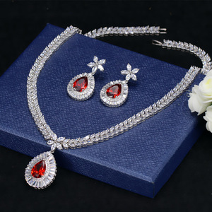 Nouveau style européen et américain <span class=keywords><strong>Ensemble</strong></span> de deux pièces pour femmes Plaqué or <span class=keywords><strong>blanc</strong></span> véritable Incrusté de zircons Boucles d'oreilles pour cadeau - Product Image 1