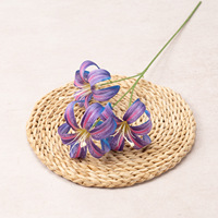 Arrangement floral d'intérieur JBH-846, 3 têtes de lys dorés en soie artificielle, fausse verdure - pour les vitrines de magasins