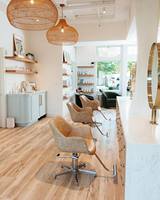Chaise de coiffure minimaliste incurvée avec réglage hydraulique et miroir, ensemble chaise de coiffure et miroir réglables