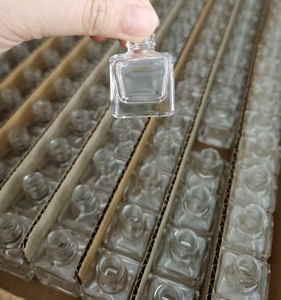 ขวดแก้วน้ำหอมปรับอากาศในรถยนต์ ขนาด 8 มล. รุ่น New Square ขวดน้ำหอมแขวนในรถยนต์ บรรจุน้ำหอม - Product Image 4