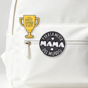 Pin Esmaltado en Español para <span class=keywords><strong>la</strong></span> Mejor Mamá del Mundo, Broche con Diseño de Trofeo de Campeón, el Mejor Papá del Mundo, Joyería, Regalo para Padres - Product Image 1