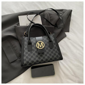 Yeni <span class=keywords><strong>M</strong></span>ükemmel Kadın Omuz Çantası Altın Rengi '<span class=keywords><strong>M</strong></span>' Monogramlı Sentetik Suni Deri Baskılı Çapraz Askılı Çanta İş Seyahat El Çantası - Product Image 3