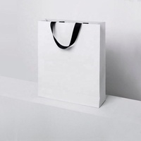 Sacs en papier personnalisés avec logo sur mesure, sacs de shopping en papier de luxe avec poignée en ruban pour les cadeaux de mariage et les sacs cadeaux pour événements spéciaux