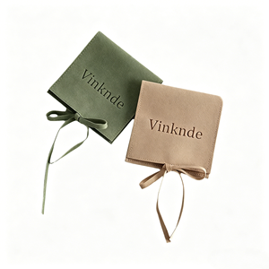Bolsitas de terciopelo cuadradas sostenibles con diseño de lazo de cinta y logotipo personalizado para empaque de joyas. - Product Image 2