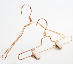 <span class=keywords><strong>Cintres</strong></span> en métal durables de haute qualité formes <span class=keywords><strong>multiples</strong></span> logo personnalisé avec clips pour magasin - Product Image 1