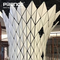 Panneau triangulaire en aluminium solide, pilier métallique décoratif d'intérieur personnalisé