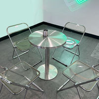 Chaise pliante en polycarbonate transparent bleu avec cadre en métal empilable portable pour une utilisation extérieure intérieure