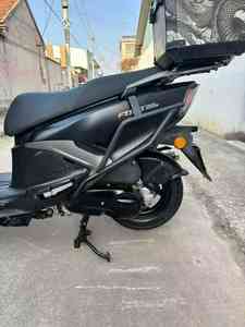 Scooter de Gasolina QJ Hong 125 ABS <span class=keywords><strong>2023</strong></span> Usado con Frenos de Disco y Sistema de Refrigeración por Aire, Scooter Usado pero en Buenas Condiciones - Product Image 6