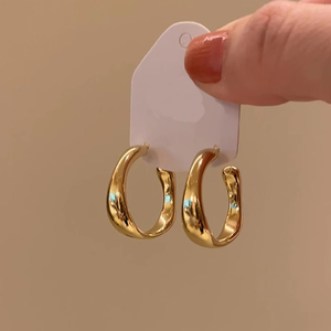 Pendientes de aro doble dorados, apilados para un estilo lujoso, líneas únicas y textura moderna. - Product Image 4