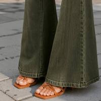 Jean en denim taille haute à jambe large avec fente latérale et détails œillets en laiton