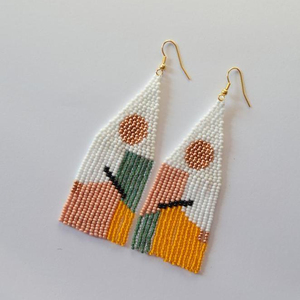 Pendientes Largos de Colores Pastel Hechos a Mano con Flecos de Cuentas - Product Image 1
