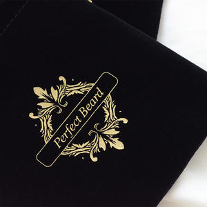 Pochette en velours floqué noir recyclable et portable avec logo imprimé or, sac à cordon personnalisé pour bijoux - Product Image 4