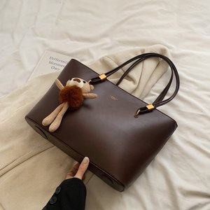 Tas Bahu Wanita Dekorasi Liontin Beruang Tas Selempang Kapasitas Besar Tas Kurir Coklat Tas Tangan Berkualitas Tinggi untuk Wanita - Product Image 6