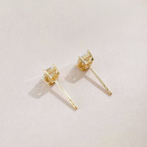 Boucles d'oreilles minimalistes solitaires à 4 griffes en or jaune 18 carats avec diamant de laboratoire taille émeraude, boucles d'oreilles fines, manchette d'oreille, boucles d'oreilles en diamant - Product Image 3