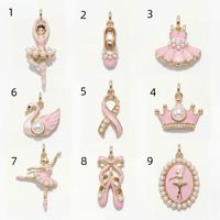 Pendentifs Breloques en laiton plaqué or 18 carats PVD, incrustés de perles et de zircons, motifs émail chaussure de danseuse de ballet, couronne, cygne et ruban, pour bijoux en vrac P381T