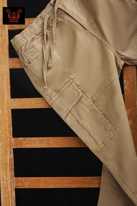 Pantalon cargo jogger pour homme – Coupe slim, taille élastique, pantalon utilitaire avec plusieurs poches et jambe fuselée - Product Image 2