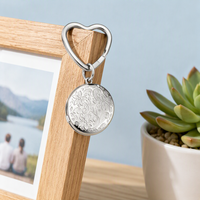 Retro Blumenmuster Edelstahl Öffnungsfähiger Runder Fotorahmen Schlüsselanhänger DIY Name Foto Erinnerungs-Medaillon Charm Blanko Schlüsselanhänger