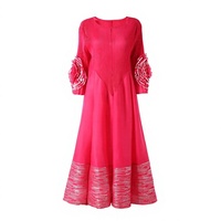 Robe longue plissée Miyake à col rond, coupe trapèze, avec ourlet imprimé métallique et manches à rosettes florales 3D, collection automne 2026, directement de l'usine
