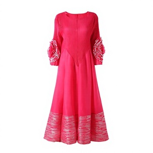 Robe longue plissée Miyake à col rond, coupe trapèze, avec ourlet imprimé métallique et manches à rosettes florales 3D, collection automne 2026, directement de l'usine - Product Image 6